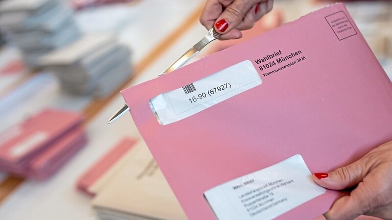 Zum ersten Mal wird bei Stichwahlen in Bayern ausschließlich per Brief abgestimmt - wegen Corona.  Foto: Sven Hoppe/dpa