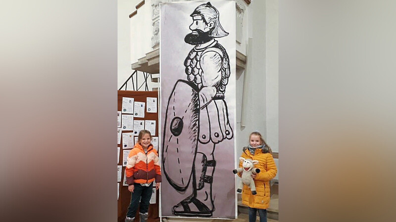 Ella Wild und Magdalena Mauerer neben dem Riesen Goliat (gezeichnet von Konstantin Bulling).