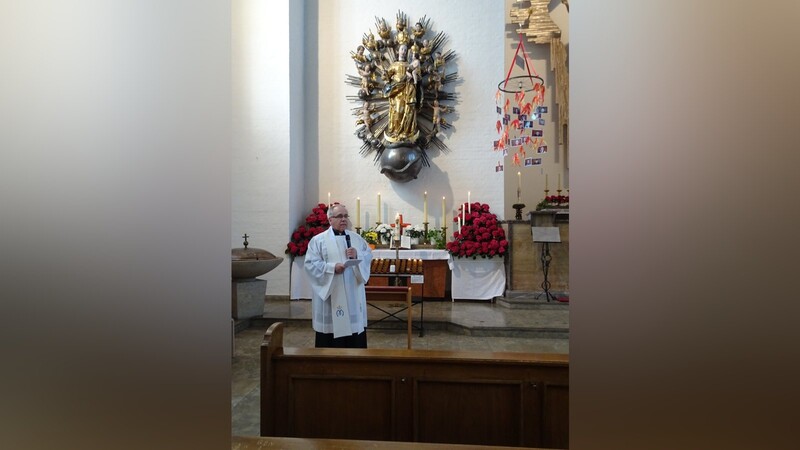 Gemeinsam mit den Gläubigen feierte Pfarrer Eugen Pruszynski die erste feierliche Mainandacht in St. Josef.