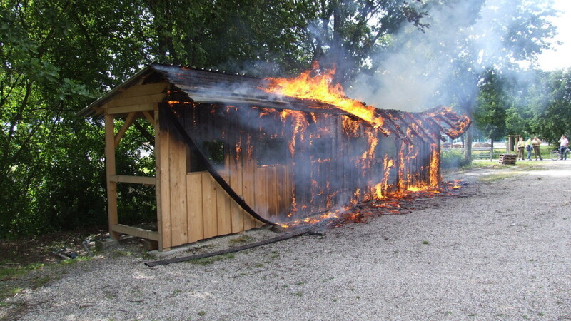 Am Donnerstagnachmittag ist die Holzhütte des Fischereivereins am Hagen abgebrannt. (Foto: Hans Filipcic)
