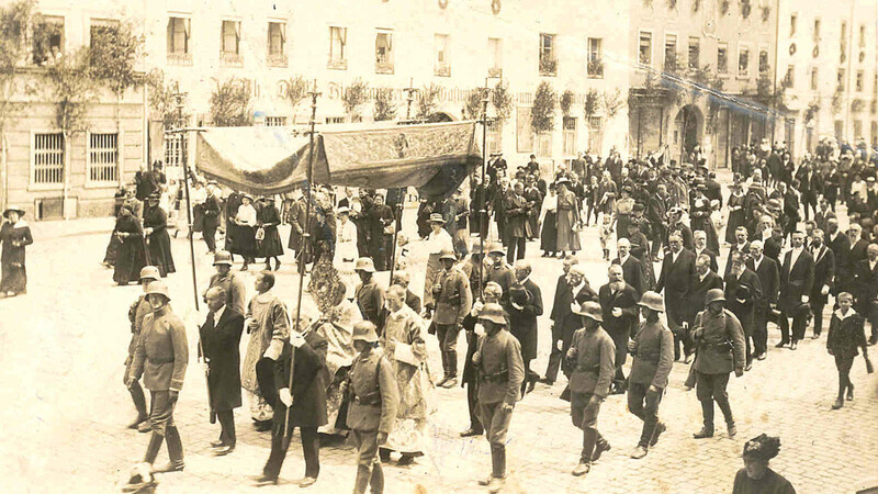 Die Fronleichnamsprozession 1917, flankiert von Soldaten der Straubinger Garnison.