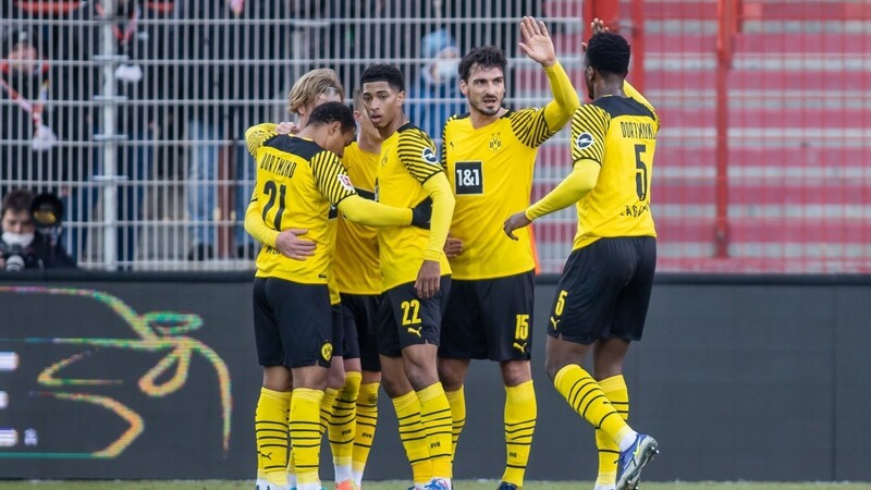 Donyell Malen, Marco Reus, Jude Bellingham, Mats Hummels und Dan-Axel Zagadou (v.l.n.r.) von Borussia Dortmund jubeln nach dem 2:0 Treffer durch Reus.
