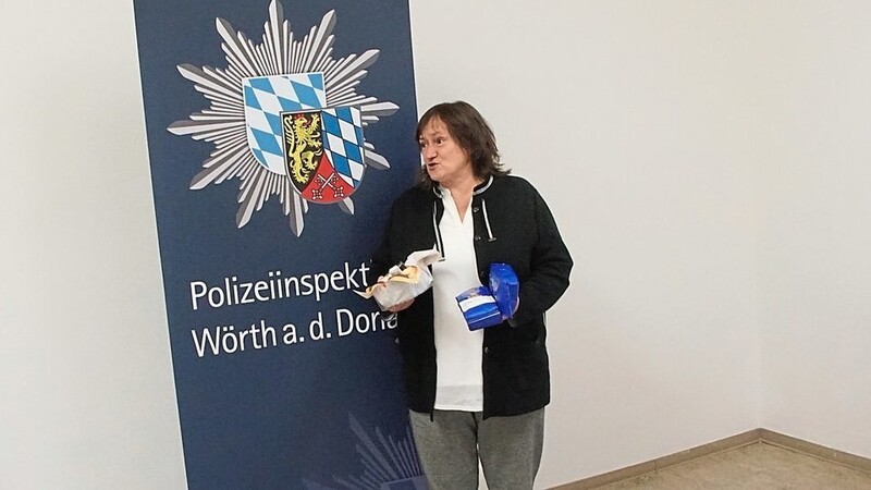 Als Zeichen der Anerkennung überreichte SPD-Bundestagsabgeordnete Marianne Schieder dem Wörther Polizeichef Maximilian Schwarz einen kleinen Geschenkkorb. Stadtrat Johann Festner begleitete sie beim Besuch der Dienststelle. Ein zentrales Thema war der Internetbetrug.