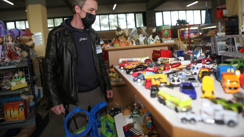 Fachanleiter Christian Vater begutachtet das reichhaltige Angebot an Spielsachen des Gebrauchtwarenhauses.