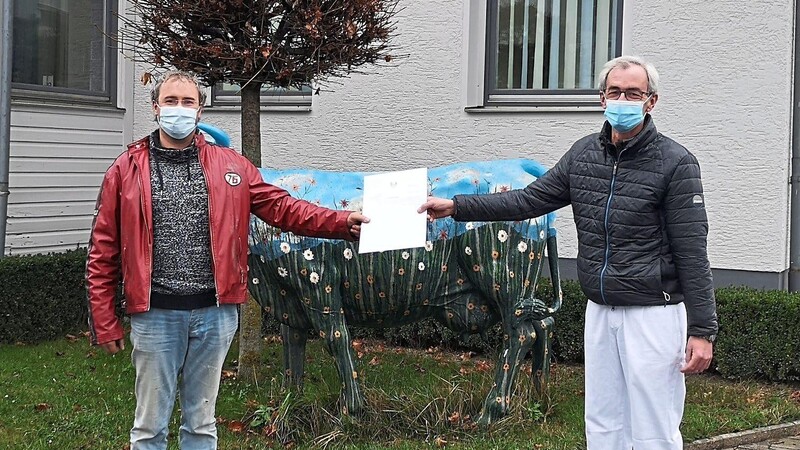 Roland Decker, Vorsitzender des Bundesverbandes Deutscher Milchviehhalter (BDM) für den Bereich Cham, nahm das Antwortschreiben von Vion vom Further Schlachthof-Chef Markus Fischer (rechts) entgegen.