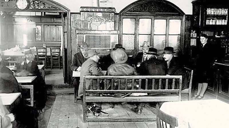 Von vielen Vilsbiburgern sehnlichst vermisst: der Stammtisch. Um Abstandsregeln mussten sich 1930 diese Herren im Aschenbrenner Wirtshaus noch keine Gedanken machen.