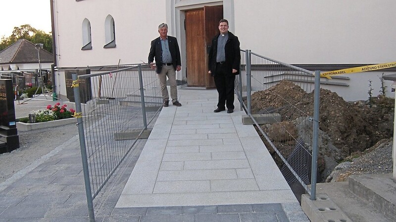 Pfarrer Emanuel Hartmann und Kirchenpfleger Franz Weinberger auf dem barrierefreien Zugang am Seiteneingang.