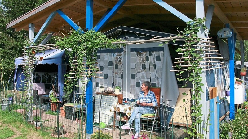 Jeanette Rischar sitzt bei jedem Wetter auf ihrem Lieblingsplatz vor dem Zelt. Basteln und dekorieren sind ihre Leidenschaft: Statt alte Dinge wegzuwerfen, verwertet sie diese wieder. Das nennt sich Upcycling.