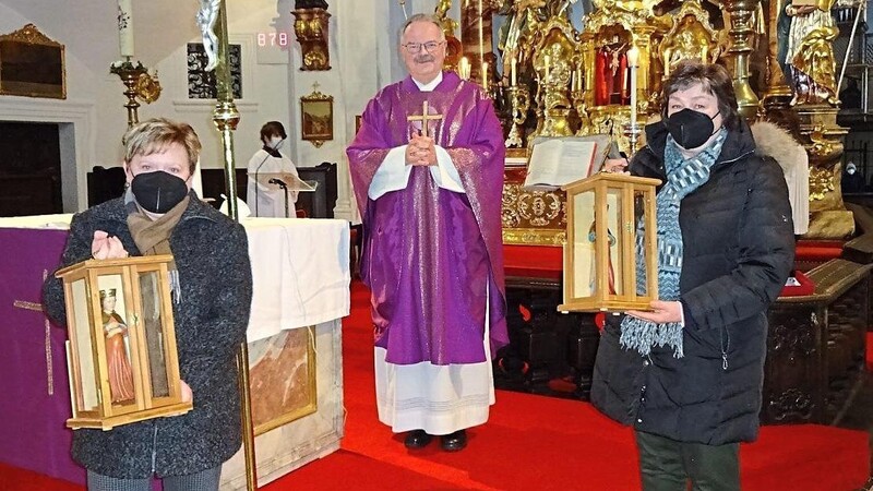 Pfarrer Georg Englmeier schickte die beiden Marienfiguren am ersten Adventssonntag in zwei Familien aus.