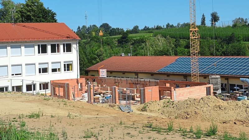 Sichtliche Fortschritte macht der Bau der offenen Ganztagsschule zwischen Grundschule und Mehrzweckhalle.