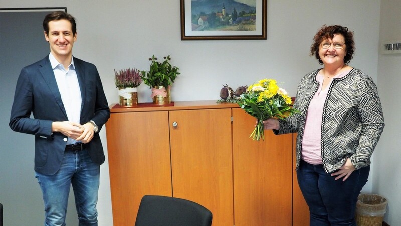 Mit Blumen gratulierte CSU-Kreisvorsitzender Dr. Stefan Ebner Bürgermeisterin Angelika Leitermann zum erfolgreichen ersten Halbjahr seit ihrem Amtsantritt.