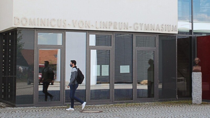 Ein Schüler mit Mundschutz vor dem Domicus-von-Linprun-Gymnasium. Am Montag startete für die Abschlussschüler wieder der Unterricht .