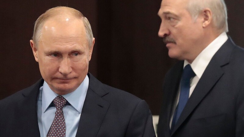 Russlands Präsident Putin (r) neben dem belarussischen Machthaber Lukaschenko.
