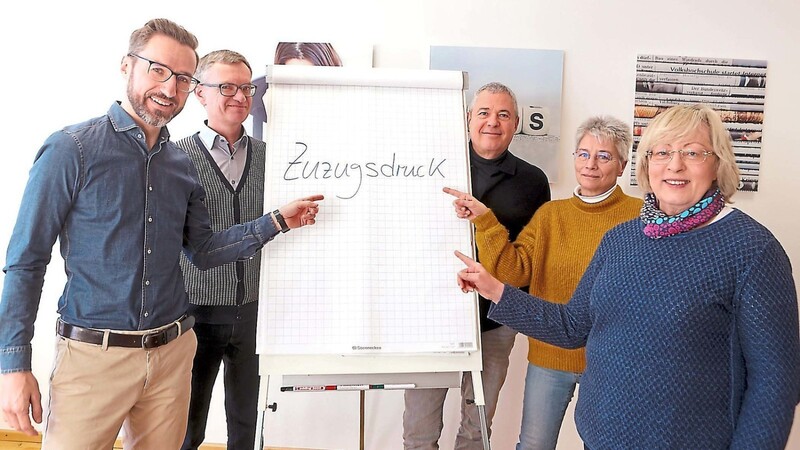 Die Jury (von links: Emanuel Socher-Jukić, Bernhard Bachem, Sven Grunert, Ulrike Dietl und Franziska Schäfer) war sich einig: Das Wort Zuzugsdruck ist das Landshuter Wort des Jahres.