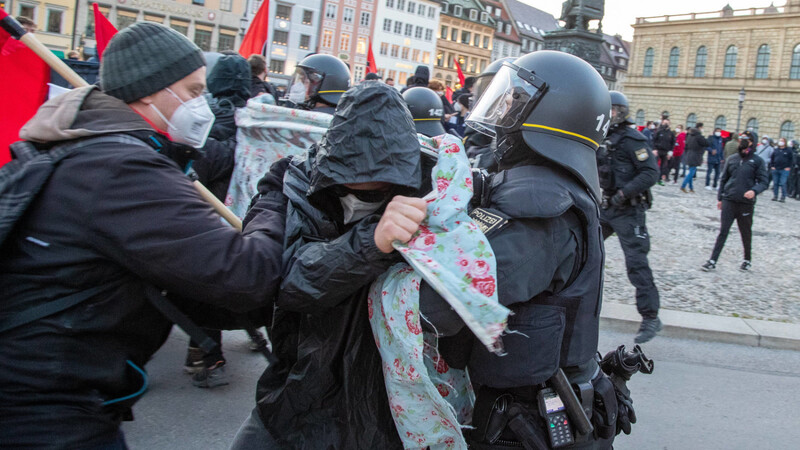 Immer häufiger werden bayerische Polizisten angegriffen, wie hier Ende April am Rand einer Demo in München.