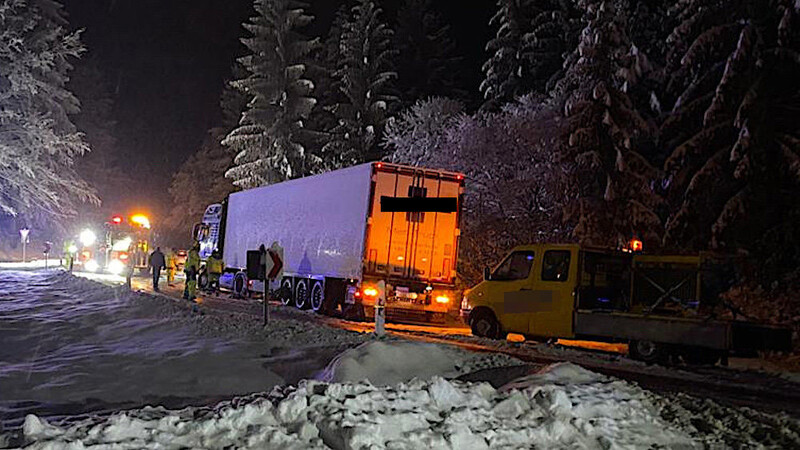 In Sankt Englmar hat sich am Dienstag ein Lastwagen festgefahren und musste abgeschleppt werden.