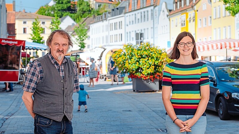 Ordnungsamtsleiterin Judith Forster (rechts) mit Werner Petschko, der den Wochenmarkt aufgebaut hat.