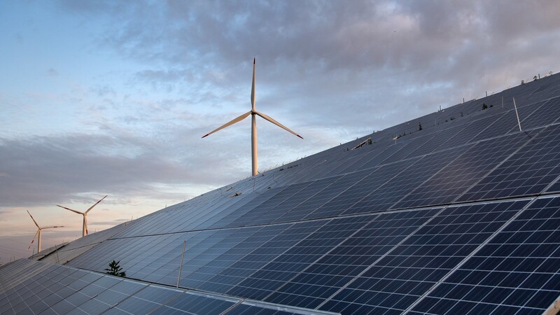 Betreiber müssen teils Windräder und Photovoltaikanlagen abschalten, weil das Verteilnetz die Energie nicht mehr aufnehmen kann.