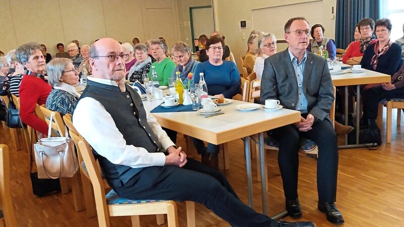 Der Geschäftsführer der Ambulanten Kranken- und Altenpflegestation Gottfried Wiesmüller (vorne links) hörte zusammen mit den vielen Besucher den Ausführungen über Pflegeberatung und Beratungseinsätze zu.