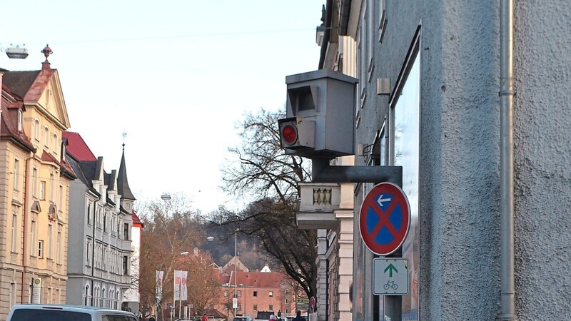 Der "Starenkasten" an der Kreuzung Luitpold-/Schwimmschulstraße schießt schon seit einigen Jahren keine Bilder mehr von Rotlichtsündern.