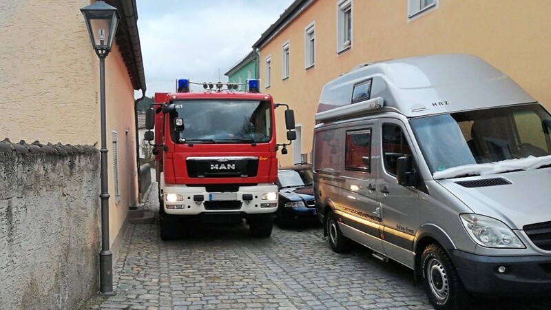 In der Schlossstraße wurde es für die Kameraden der Wörther Feuerwehr ganz besonders eng. Mit einer Restfahrbahnbreite von 2,58 Meter kam das Einsatzfahrzeug nicht mehr voran.