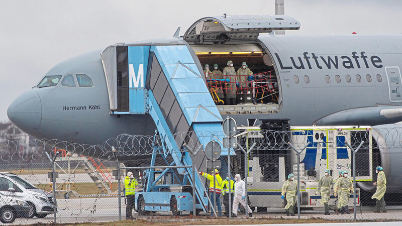Ein Corona-Hilfsflug der Luftwaffe steht im Cargo-Bereich des Flughafen München. An Bord sind drei Patienten aus der Region Landshut.