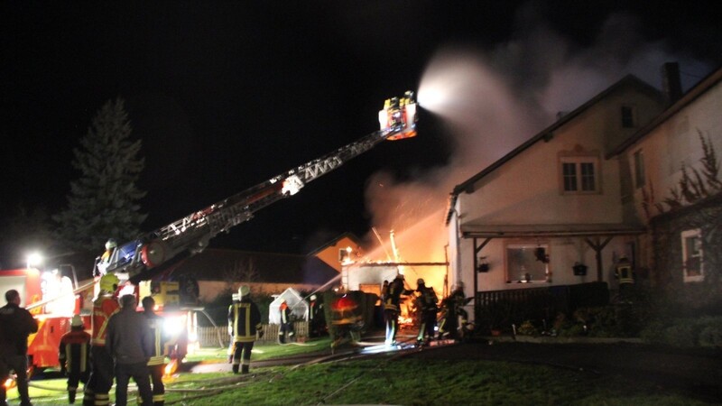 Von der Drehleiter aus kämpften die Einsatzkräfte gegen ein Übergreifen der Flammen auf das Wohnhaus.