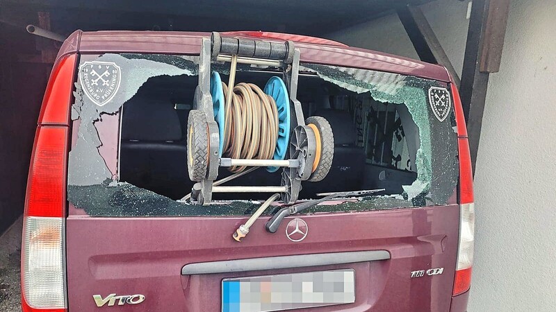 Mit einem Schlauchwagen wurde die Heckscheibe des FSV-Mannschaftsbusses zertrümmert.