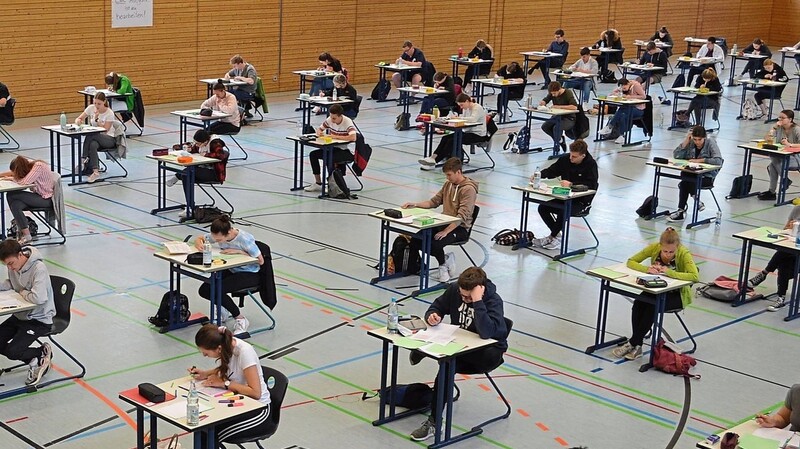 Mit vier Wochen Abstand zum eigentlichen Termin und mit noch mehr Abstand zum Sitznachbarn als in den letzten Jahren schrieben die Mainburger Gymnasiasten am Mittwoch ihre Abiturprüfungen in Deutsch.