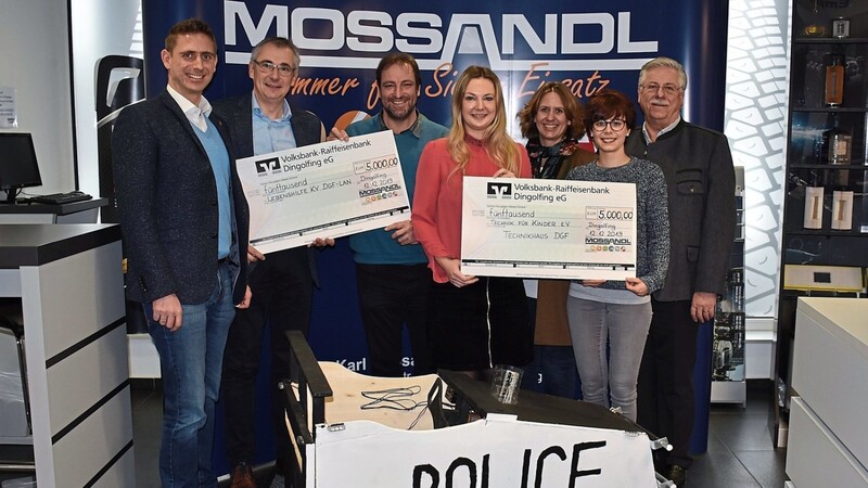 Die Familie Moßandl konnte zwei Schecks in Höhe von je 5 000 Euro an die Begünstigten übergeben.