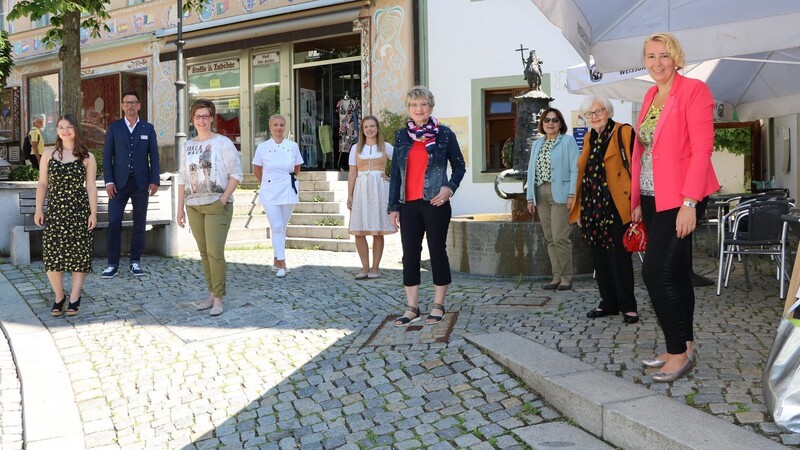 Die Gewinnerinnen (Mitte) zusammen mit den Vertretern der einzelnen Geschäfte und Stadtmarketing-Vorsitzender Carola Höcherl-Neubauer. Wegen Corona mussten die vorgegebenen Abstände eingehalten werden.