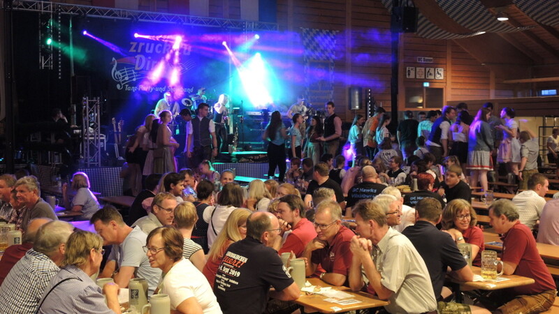 Die Band "Zruck zu Dir" spielte am Mittwoch in der Stadthalle beim Volksfest.