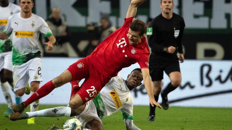 Über die Fohlen gestolpert: In der Hinrunde verlor der FC Bayern gegen Borussia Mönchengladach mit 1:2. Im Bild Münchens Thomas Müller.