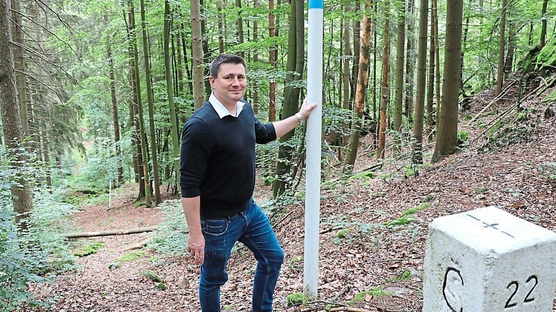 Grenzexperte Markus Meinke im Wald bei Höll an der bayerisch-tschechischen Grenze. Grenzpfähle und -steine markieren deren Verlauf.