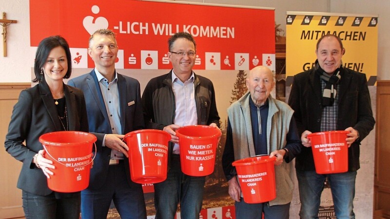 Die beliebten roten Eimer wird es auch wieder geben: Sandra Ofenbeck, Markus Bandasch, Bernhard und Ludwig Schierer sowie Fritz Zenk freuen sich schon.