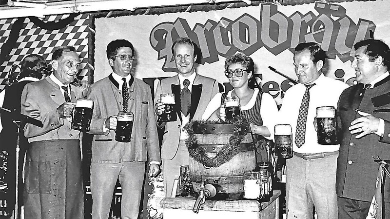 Bei der Volksfesteröffnung 1979 mit Heckscher (v. l.) und Vertretern des Gräflichen Brauhauses Arcobräu Moos und den Festwirten Angelika Richter und Ferdl Römersperger sowie Brauereidirektor Heinz Hinterdobler.