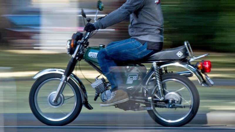 Der 20-Jährige war mit seinem Motorrad auf ein Auto aufgefahren. (Symbolbild)