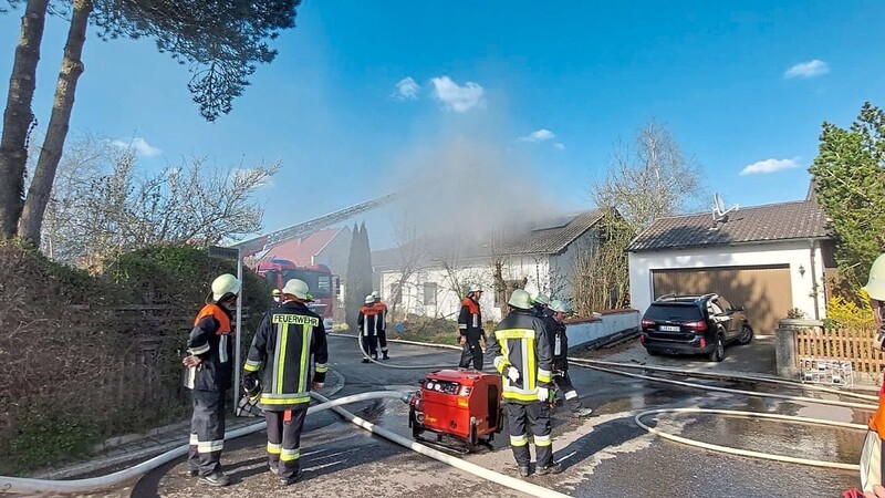 Der Rauch aus dem Dachfenster löste die Alarmkette aus: Mehr als 20 Feuerwehren waren am Ostersonntag in Vilsheim im Einsatz.