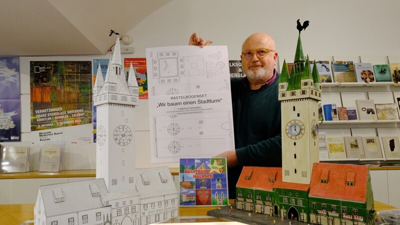 Dr. Stefan Maier präsentiert den Auschneidebogen und fertige Stadttürme.