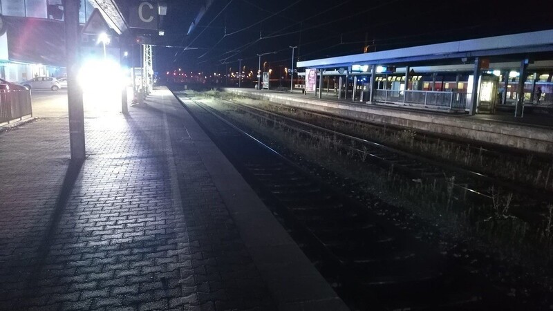 Feuerwehr und THW Landshut leuchteten den stockdunklen Bahnhof aus.
