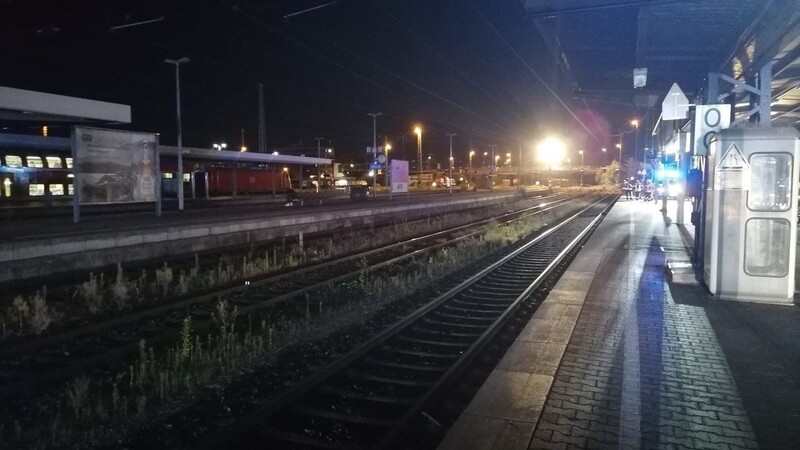 Feuerwehr und THW Landshut leuchteten den stockdunklen Bahnhof aus.
