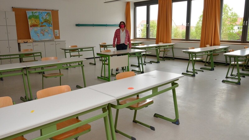 Schulleiterin Claudia Theumer im 78 Quadratmeter großen Prüfungsraum für sieben Abiturienten.