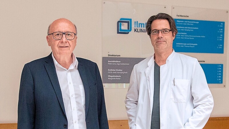 Landrat Martin Neumeyer mit dem neuen stellvertretenden ärztlichen Direktor der Ilmtalklinik, Dr. Otto Dietl (rechts).