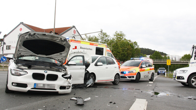 Ein Kia-Fahrer löste am Sonntag einen Unfall aus, drei Personen wurden verletzt.