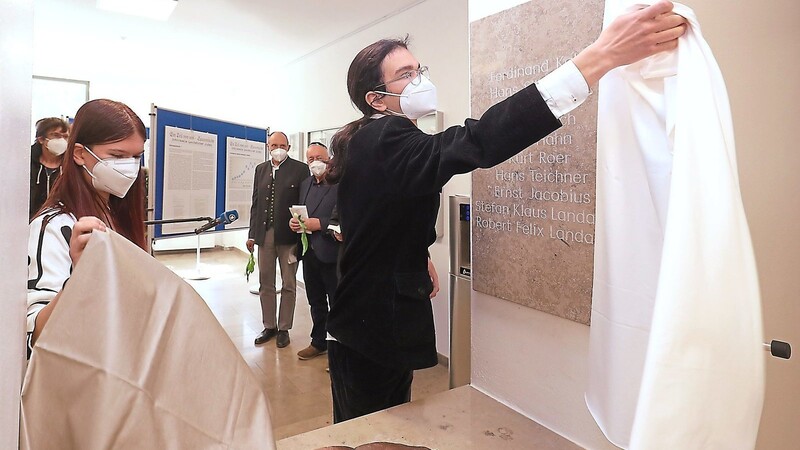 Feierlich wurde am Ende der Veranstaltung das Denkmal für die ehemaligen jüdischen Schüler im kleinen Foyer des Hauptgebäudes des Hans-Carossa-Gymnasiums eingeweiht.