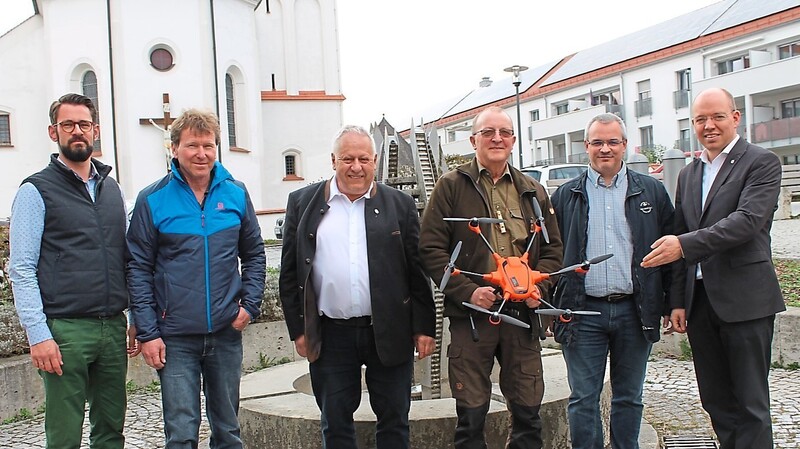 Bei der Besprechung in Furth mit Bürgermeister Andreas Horsche ging es unter anderem auch um Haftungsfragen beim Einsatz der neuen Drohne.