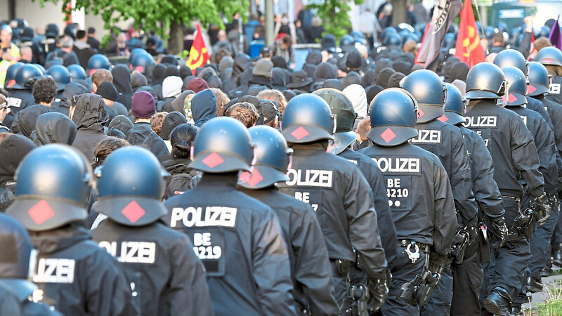 Wenn in Berlin zum Beispiel am 1. Mai Linksradikale aufmarschieren, sorgen bisher auch Polizisten aus anderen Bundesländern für Sicherheit. Damit könnte es jedoch bald vorbei sein.