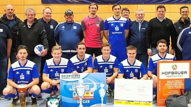 Bezirksligist FC Teisbach setzte sich im Finale gegen den FC Eintracht Landshut nach Sechsmeterschießen durch und durfte sich auch über die Glückwünsche der BFV-Funktionäre und Sponsoren freuen.