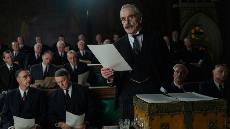 Jeremy Irons als Neville Chamberlain in einer Filmszene von "München - Im Angesicht des Krieges". Der Film ist ab Freitag (21. Januar) beim Streamingdienst Netflix zu sehen und spielt zwischen dem Ersten und dem Zweiten Weltkrieg.