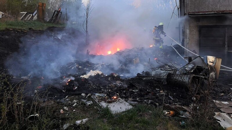 Ein großer Sperrmüllberg war am Abend des Ostermontags im tschechischen Wassersuppen in Brand geraten.